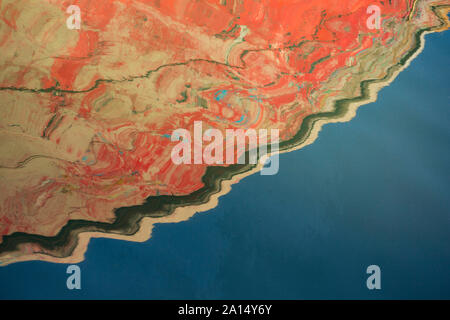 Reflets dans l'eau de la peinture d'un vieux bateau dans le port de Brixham, Devon, Angleterre Royaume-uni GB Banque D'Images