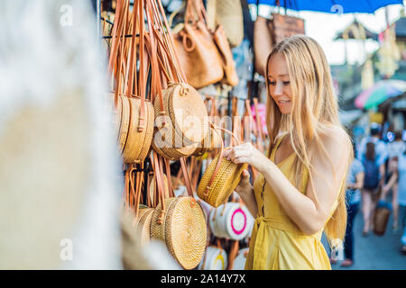 Woman traveler choisir des souvenirs dans le marché à Ubud à Bali, Indonésie Banque D'Images