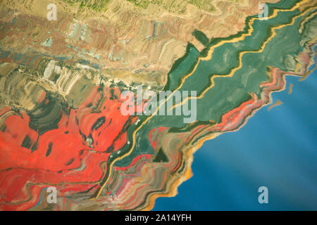 Reflets dans l'eau de la peinture d'un vieux bateau dans le port de Brixham, Devon, Angleterre Royaume-uni GB Banque D'Images
