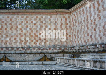 Fontaine des buses (99 Fontana delle 99 cannelle), fontaine à jets 99 Historique distribuited le long de trois murs, L'Aquila, Italie Banque D'Images