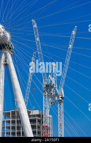 Les grues à Southbank lieu photographié par le London Eye. Southbank Place est un développement mixte de bureaux, logements et espaces commerciaux, Routeur Southb Banque D'Images