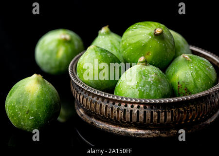 Figues fraîches dans un bol Banque D'Images