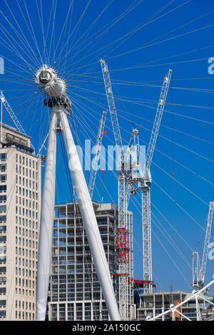 Les grues à Southbank lieu photographié par le London Eye. Southbank Place est un développement mixte de bureaux, logements et espaces commerciaux, Routeur Southb Banque D'Images