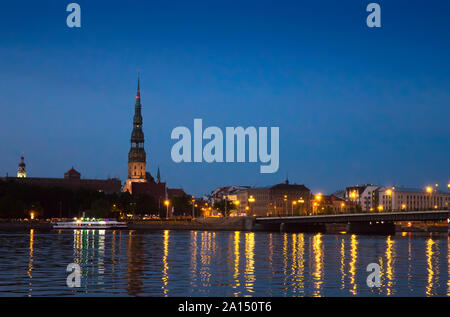 Riga, Lettonie. Vue de la ville de nuit à travers le fleuve Daugava Banque D'Images