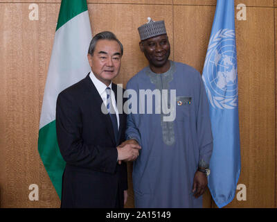 (190924) -- ORGANISATION DES NATIONS UNIES, le 24 septembre 2019 (Xinhua) -- Le conseiller d'Etat chinois et le ministre des Affaires étrangères Wang Yi (L) rencontre avec Muhammad-Bande Tijjani, président de la 74e session de l'Assemblée générale des Nations Unies (AGNU) en marge de la réunion de haut niveau de semaine au siège des Nations Unies à New York, 23 septembre 2019. (Xinhua/Muzi Li) Banque D'Images