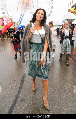 Munich, Allemagne. Sep 23, 2019. Lilly Becker, modèle à l'Wiesn-Bummel' à la fête. Credit : Tobias Hase/dpa/Alamy Live News Banque D'Images