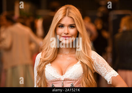 Munich, Allemagne. Sep 23, 2019. Pamela Reif, modèle, un style à l'hôtel Roomers pour l'Oktoberfest visitez 'Wiesn-Bummel'. Credit : Tobias Hase/dpa/Alamy Live News Banque D'Images