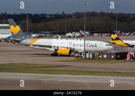 Thomas Cook Airlines Limited Airbus A330 avion de ligne stationné à l'aéroport de Manchester l'un des parc d'aéronefs appartenant à la défunte compagnie de voyage Banque D'Images