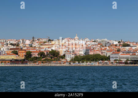 Ville de Lisbonne au Portugal, en vue de le Tage sur une journée ensoleillée. Copier l'espace. Banque D'Images