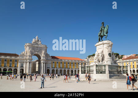 Le 18e siècle Arco da Rua Augusta (Arc de Triomphe), les touristes et la statue de Jose I à la Praca do Comercio square à Lisbonne, Portugal Banque D'Images