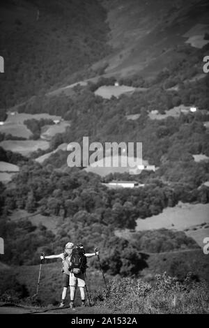 Sac à dos avec les pèlerins à pied le Chemin de Compostelle en Pays Basque, France Banque D'Images