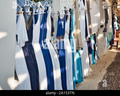 Magasin touristique avec collection de costumes traditionnels sur la rue pavée de la vieille ville de Fira Santorini Grèce sur la journée Banque D'Images