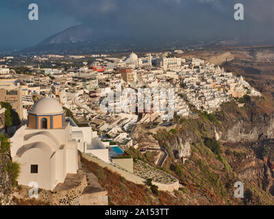 Au-dessus de la vue à couper le souffle de l'AEIE capitale de Santorin à l'église de pierre et maisons sur les falaises au cours de tempête en Grèce Banque D'Images