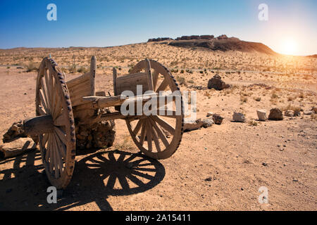 Ancienne en bois Panier sur deux roues dans le désert du Kyzyl Kum, Ouzbékistan Banque D'Images