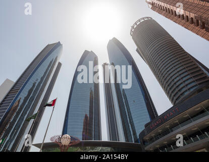 Etihad Towers, un complexe de bâtiments avec cinq tours à Abu Dhabi, capitale des Emirats Arabes Unis. Banque D'Images