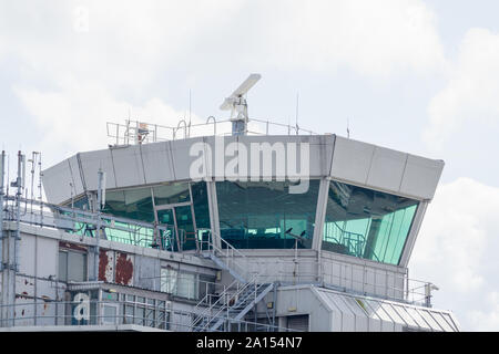 La tour de contrôle à l'aéroport de Manchester c'est le troisième aéroport le plus fréquenté du Royaume-Uni et s'occupe des vols intérieurs et internationaux Banque D'Images