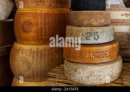 Différents types de fromage fumé artisanal et Parmesan roues sur le bloquer en cours International Festival des fromages traditionnels. Banque D'Images