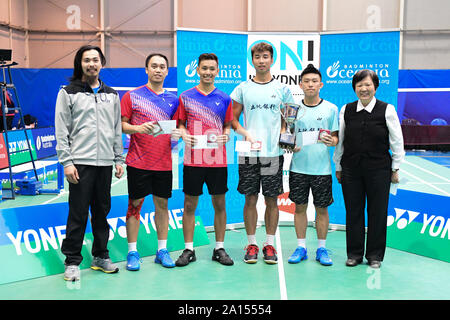 Alvin Morada et Peter Gabriel Magnaye (Philippines) vu au cours de la Men's seule médaille cérémonie de la Sydney 2019, International et Magnaye Morada a remporté la médaille d'argent en perdant la finale de Chen Xin-Yuan et Lin Yu Chieh (Taipei Chinois) 21-9, 11-21, 15-21. De gauche à droite : Yonex Australie area manager Michael Fariman, Magnaye, Morada, Chen, Lin et Badminton , Président Carolyn Ho. Banque D'Images