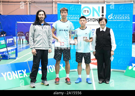 Chen Xin-Yuan et Lin Yu Chieh (Taipei Chinois) vu au cours de la Men's seule médaille cérémonie de la Sydney International 2019, Chen et Lin a remporté la médaille d'or en battant l'Alvin Morada et Peter Gabriel Magnaye (Philippines), 9-21, 21-11, 21-15. De gauche à droite : Yonex Australie area manager Michael Fariman, Chen, Lin et Badminton , Président Carolyn Ho. Banque D'Images