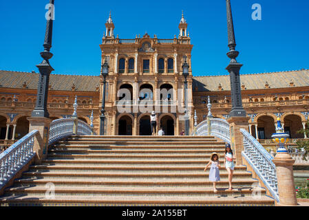 Plaza de España de Séville, à voir des gens marcher dans la Plaza de España à Séville (Sevilla) par un après-midi d'été, Andalousie, Espagne Banque D'Images