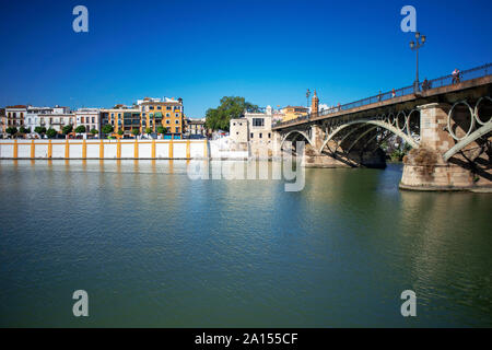 Rivière de Séville, vue sur les punte de Isabel II (Triana) pont enjambant le Rio Guadalquivir à Séville - Sevilla Banque D'Images