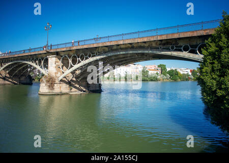 Rivière de Séville, vue sur les punte de Isabel II (Triana) pont enjambant le Rio Guadalquivir à Séville - Sevilla Banque D'Images