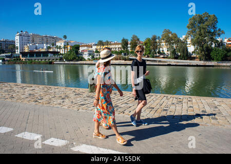 Andalousie rivière, vue sur les maisons et appartements dans le quartier Triana de Séville - Séville - aux côtés de la Rio Guadalquivir en Andalousie, espagne. Banque D'Images