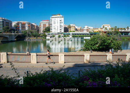 Andalousie rivière, vue sur les maisons et appartements dans le quartier Triana de Séville - Séville - aux côtés de la Rio Guadalquivir en Andalousie, espagne. Banque D'Images