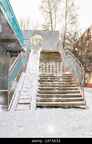 Escalier en pierre en hiver dans la tempête de neige. Étapes abstraites recouvertes de neige. À quelques pas de nulle part. Escaliers gris couverts de neige blanche, gros plan Banque D'Images