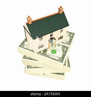 Maison sur une pile de dollar US dollar bills, les billets de banque Banque D'Images