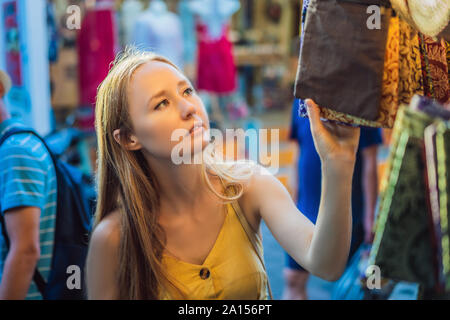 Woman traveler choisir des souvenirs dans le marché à Ubud à Bali, Indonésie Banque D'Images