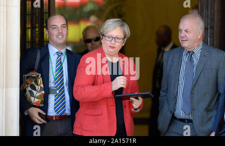 Joanna Cherry QC MP (SNP) quitte la cour suprême de Londres avec Raymond McCord (à droite) après le premier jour de l'affaire à la recherche dans la suspension o Banque D'Images