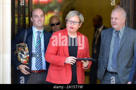 Joanna Cherry QC MP (SNP) quitte la cour suprême de Londres avec Raymond McCord (à droite) après le premier jour de l'affaire à la recherche dans la suspension o Banque D'Images