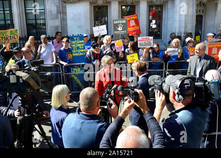 Joanna Cherry QC MP (SNP) de donner une entrevue à l'extérieur de la Cour suprême de Londres après le premier jour de l'affaire à la recherche dans la suspension de Parli Banque D'Images