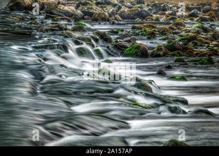 En cascade de l'eau sur les roches à Lopwell Weir, rivière Tavy Banque D'Images