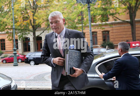 L'Allemagne. Sep 24, 2019. Holger Stahlknecht (CDU), le ministre de l'Intérieur, de la Saxe-Anhalt, arrive à l'état des négociations sur le budget du gouvernement avant la chancellerie d'état. Le cabinet est en train de discuter le budget 2020/2021 twin, la dernière dans le règne de la coalition rouge-verte. Credit : Ronny Hartmann/dpa-Zentralbild/dpa/Alamy Live News Banque D'Images