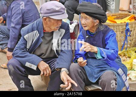 Les groupes ethniques locaux de personnes vendre et acheter des produits au marché aux puces Vendredi à Shaxi village de l'ancienne route de commerce de chevaux et de thé dans le Yunnan, en Chine. Banque D'Images