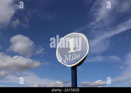 Un marqueur de distance 1,6 km / circular signe sur l'jetée de Southend-on-Sea, Essex. La jetée est la plus longue jetée dans le monde. Banque D'Images