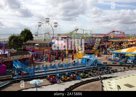 Un aperçu de l'Île Aventure fête foraine / amusement park à Southend-on-Sea, Essex. Banque D'Images