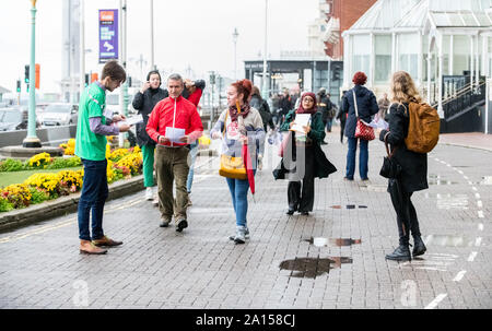 Brighton, UK. 24 Sep 2019. Conférence annuelle du Parti travailliste en 2019, centre de Brighton, Brighton, Angleterre, Royaume-Uni. 24e. Septembre, 2019. Le temps humide du parti accueille les délégués et les membres de la conférence annuelle du Parti travailliste. Credit : Alan Beastall/Alamy Live News. Banque D'Images