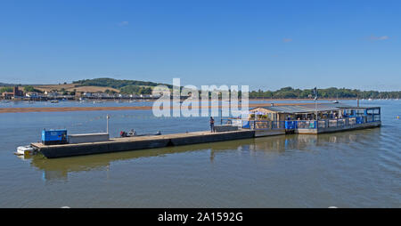 EXMOUTH, Devon, UK - 20 septembre 2019 : Exe River Cafe, un restaurant flottant dans l'Exe de l'estuaire. Banque D'Images