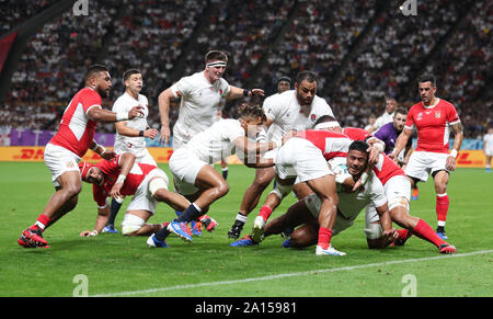 England's Manu Tuilagi côtés marque son premier essai lors de la Coupe du Monde de Rugby 2019 Bassin C match à Sapporo Dome. Banque D'Images