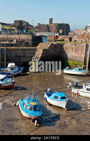 Bateaux de loisirs à Cromwell Harbour (vieux port). Dunbar, Ecosse Banque D'Images