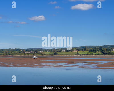Journée ensoleillée sur la rivière Exe à Exmouth, avec l'estuaire bateau non identifiables sur banc de la terre. Devon, Angleterre. Marée basse. Banque D'Images