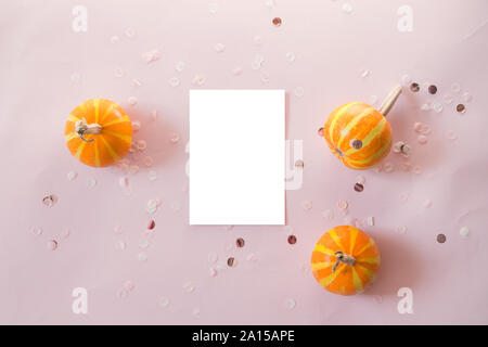 Carte postale La maquette avec de petites citrouilles, glitter décor sur fond rose. Composition style minimal, télévision, vue laïcs. Banque D'Images