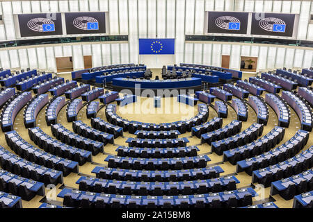 Vue générale de l'hémicycle du Parlement européen à Bruxelles, Belgique, avec le drapeau de l'Union européenne au-dessus du bureau du président. Banque D'Images