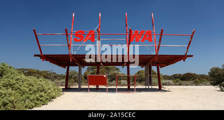 La ligne invisible sépare les états de l'Australie est marquée ici dans ce côté route refuge où vous quittez l'Australie du Sud ou l'ouest de l'Australie. Banque D'Images