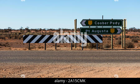 La sortie d'un chemin de sa décision maintenant temps de se diriger dans deux directions très différentes. Au nord de Coober Pedy ou au sud de Port Augusta sur la Stuart Highway. Banque D'Images