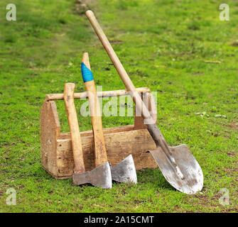Vieux outils et instruments en bois sur l'herbe Banque D'Images