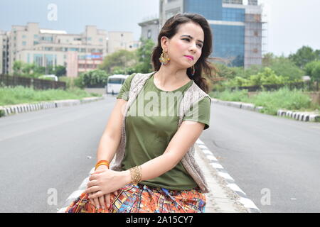 Indian Girl Sitting on Road Banque D'Images